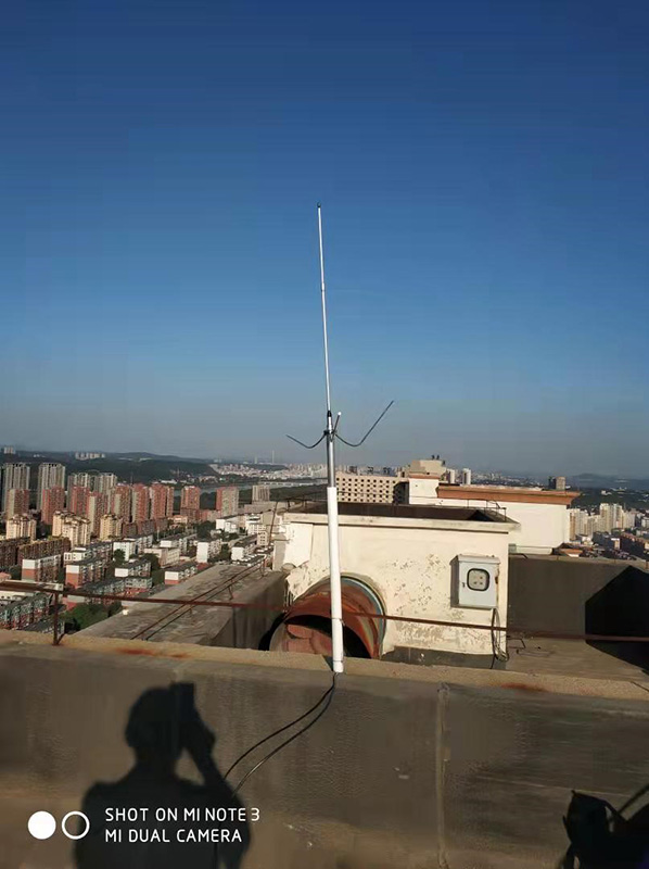 两处"黑广播"天线▲无人机高空拍摄的"黑广播"▲执法人员正在拆除"